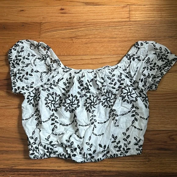 👚3/$20 👚 American Eagle Outfitters Cropped Floral Embroidered Eyelet Shirt - Picture 2 of 5